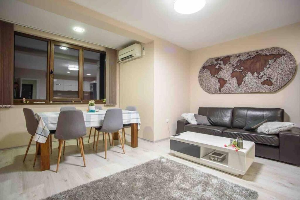 Sunny Spacious Apartment In A Great Location Kazanlŭk Exteriör bild