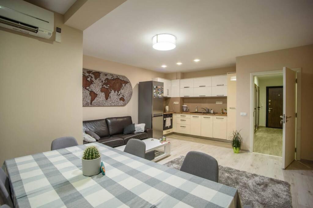 Sunny Spacious Apartment In A Great Location Kazanlŭk Exteriör bild